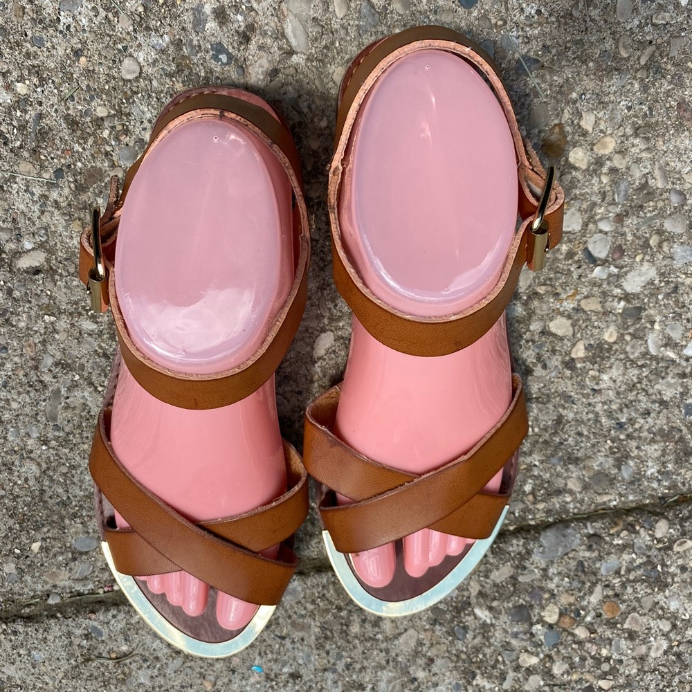 Steve Madden sandals size 7.5 with gold toe
592 - Picture 4 of 6